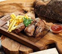 Гриловани из свинины с картофелем фри