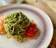 С креветками и сливочно-шпинатным соусом