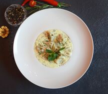 Мини-хинкали в сливочно-чесночном соусе