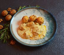 Сациви с хрустящими сырными шариками 