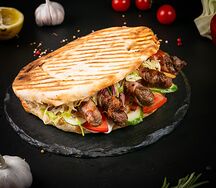 Бургер с чевапчичи в беконе