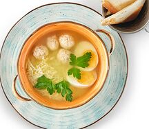 Куриный бульон с яйцом