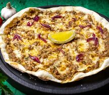 Пицца ливанская с телятиной и луковым конфитюром