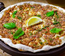 Пицца ливанская с бараниной и зеленью