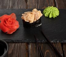 Гункан спайси с масляной рыбой