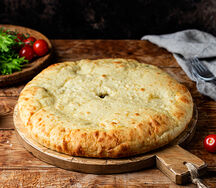 Пирог с яблоком, орехом и изюмом