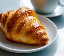 Круассан с карамелью