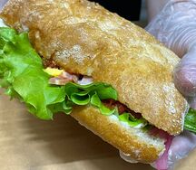 Большая чиабатта с беконом и вялеными помидорами