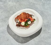 Круассан с лососем и сливочным сыром