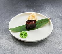 Гункан с красной икрой