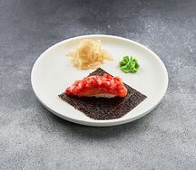 Хенд ролл с лососем и тартаром из клубники