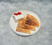 Блины со сметаной и красной икрой