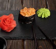 Гункан спайси с лососем