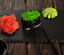 Гункан с икрой масаго