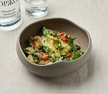 Салат с киноа и авокадо