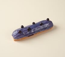 Эклер черная смородина 