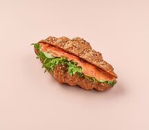 Зерновой круассан с лососем