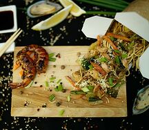 Сливочный рамен с лососем и креветкой макси