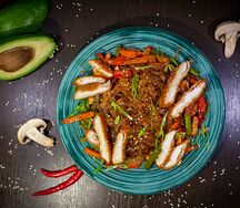 Харусаме с курицей в кисло-сладком соусе мини