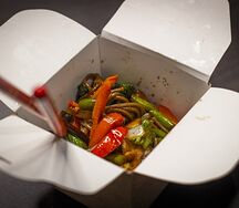 Соба со свининой в соусе свит-чили мини