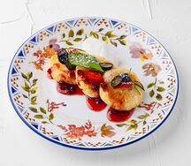 Сырники с вареньем и сметаной