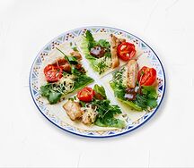 Цыпленок на пшеничной тортилье с травами