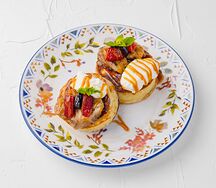 Оладьи пшеничные с печеным бананом и соленой карамелью