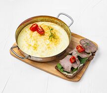 Омлет из печи с ростбифом, шпинатом и соусом вителло