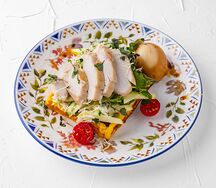 Тыквенные вафли с куриной грудкой, яблоком и зеленым салатом 