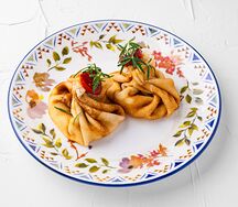 Блины с лососем, маскарпоне и манго