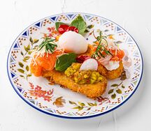 Картофельные оладьи с лососем, яйцом пашот и мини-шпинатом 