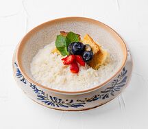 Рисовая каша с опаленным сахаром, сезонными ягодами и печеньем тюиль  