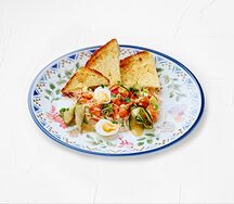 Тартар из лосося с перепелиным яйцом, маринованным огурцом и бриошью