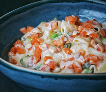 Лосось с кабачком и ореховым соусом