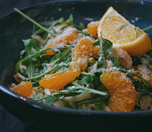 Креветки с мандарином и рукколой