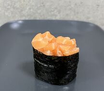 Гункан с лососем