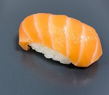 Суши с лососем