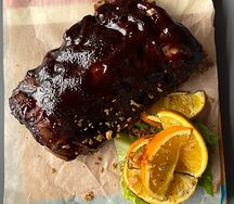 Свиные рёбра Хойсин и апельсин с листьями салата