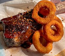 Мраморное говяжье ребро  Шоколатель с жареным луком