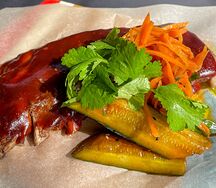 Свиные рёбра Кимчи с огурцами и морковью