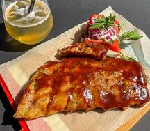 Свиные рёбра BBQ и Гикори с томатами и красным лук