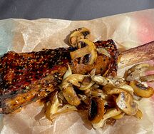 Мраморное говяжье ребро Терияки и кунжут с жареными грибами