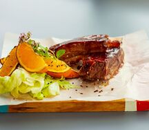 Мраморное говяжье ребро Хойсин и апельсин с листями салата