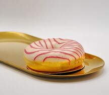 Донат с малиной