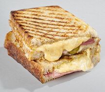 Грилд-чиз с говядиной из пекарни Футура