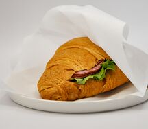 Круассан с салями