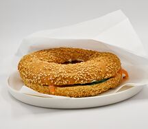 Бейгл с лососем