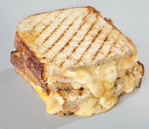 Грилд-чиз с ветчиной, сыром и трюфелем из пекарни Футура