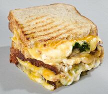 Половина грилд-чиза с индейкой и песто из пекарни Футура