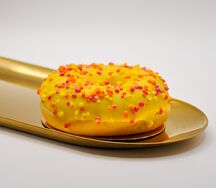 Донат с манговой начинкой 